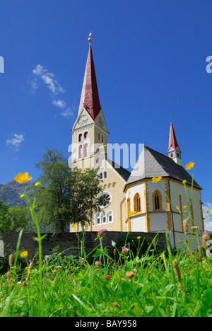 Mare di fiori con chiesa in Holzgau, valle Lechtal, Tirolo, Austria Foto Stock