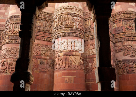 Qutb Minar tramite pilastri indù a Qutb Minar a Delhi in India Foto Stock