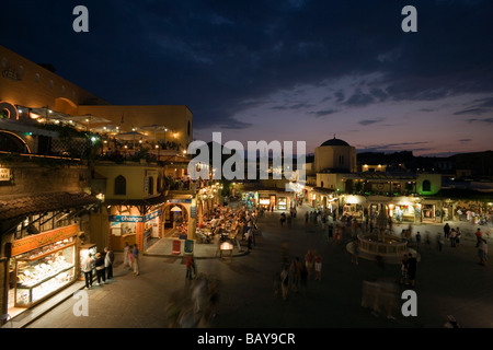 Vista su Platia Ippokratou con caffetterie e negozi di sera, Rodi, Rodi, Grecia, (dal 1988 parte dell'U Foto Stock