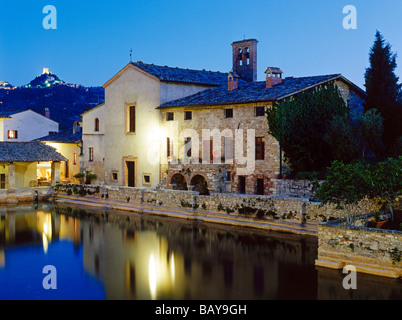 Vista dal Bagno Vignoni alla torre di Radicofani, Val d'Orcia, Toscana, Italia Foto Stock