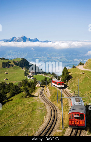 Vista sul Rigi Kulm (1797 m) con la ferrovia a cremagliera Vitznau Rigi Bahn, la prima ferrovia di montagna d'Europa, panorama di montagna con m Foto Stock