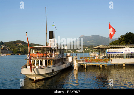 Ruota a palette vaporizzatore DS Untervaldo sul lago Luzerne a Bahnhofsquai (Stazione nave), Lucerna, il cantone di Lucerna, Svizzera Foto Stock