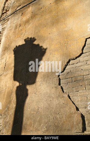 Ombra di lampione sul vecchio muro, Valencia, Spagna Foto Stock