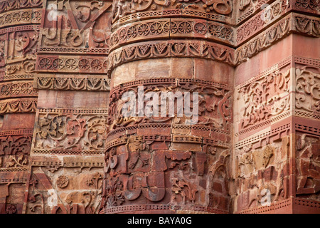 Dettagli scolpiti sulla Qutb Minar a Delhi in India Foto Stock