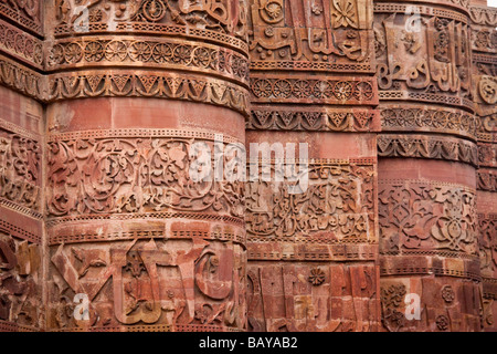 Dettagli scolpiti su Qutb Minar a Delhi in India Foto Stock