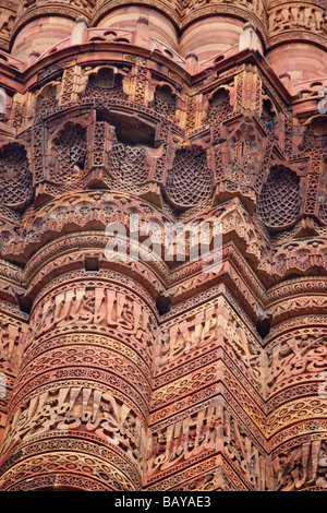 Dettagli scolpiti su Qutb Minar a Delhi in India Foto Stock