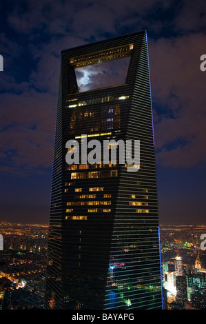 Vista del World Financial Center di Shanghai di notte dalla torre di Jin Mao, Pudong, Shanghai, Cina. Foto Stock