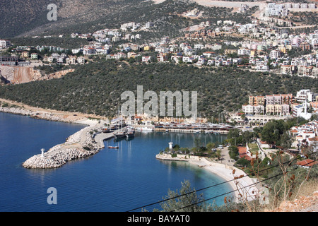 Kalkan Harbour, Antalya, Turchia - Birds Eye view, immagine prese dalla strada costiera. Foto Stock