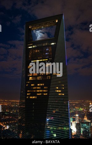 Vista del World Financial Center di Shanghai di notte dalla torre di Jin Mao, Pudong, Shanghai, Cina. Foto Stock