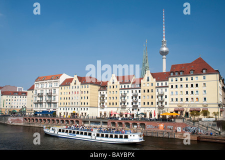Nikolai quartiere storico di Berlino accanto al fiume Spree Foto Stock