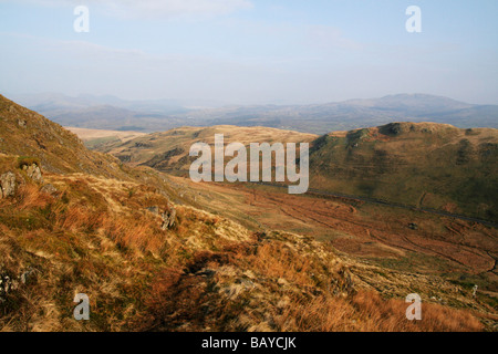 A Piedi nel paese deserto trail scalare le montagne rocciose, erba percorso coperto sul lato della collina,migliaia di piedi-up. Foto Stock