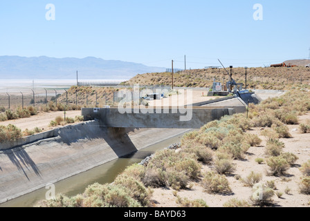 Los Angeles acquedotto e Owens Lago versante orientale della Sierra Nevada in California vicino US Highway 395 Foto Stock