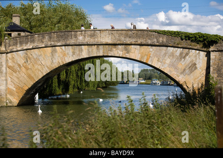 Halfpenny Ponte sul Fiume Tamigi a Lechlade-on-Thames, Gloucestershire, Regno Unito Foto Stock