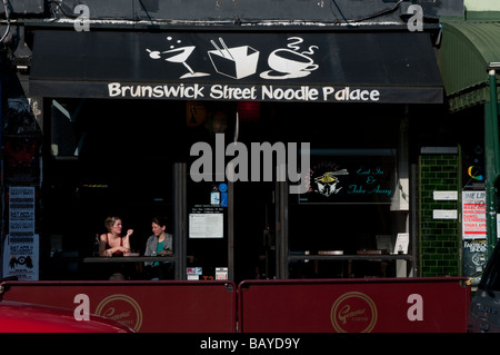 Cafe su Brunswick Street Fitzroy Melbourne Victoria Australia Foto Stock