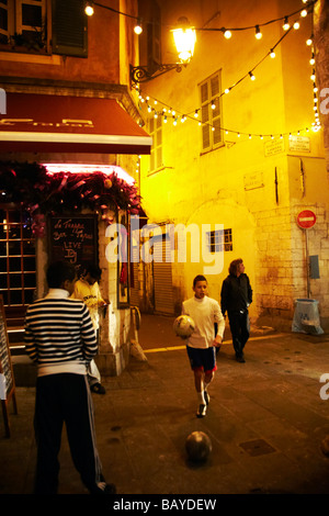 Giocando a calcio per strada, città vecchia Nizza Foto Stock