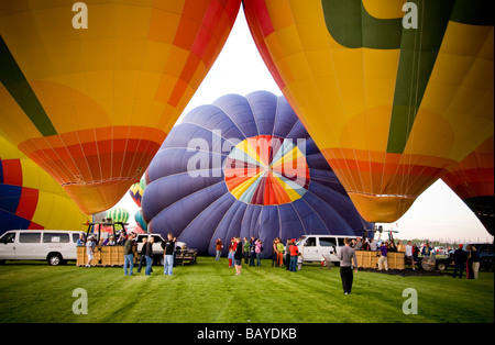 Palloncini a prepararsi per il decollo del 2008 a Albuquerque, New Mexico Balloon Fiesta Foto Stock