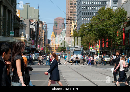 Elizabeth Street con la stazione di Flinders Street alla fine Melbourne Victoria Australia Foto Stock