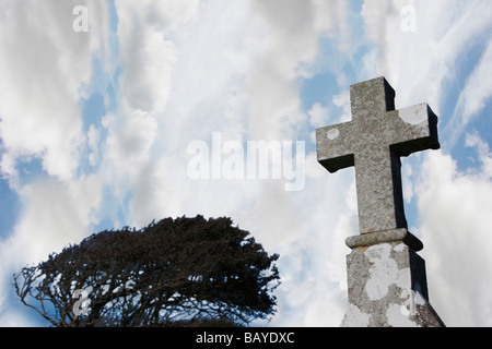 Una croce celtica in un cimitero irlandese Foto Stock
