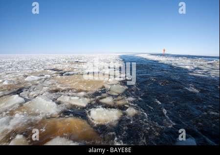 Rompere il ghiaccio marino sulla scia della nave al Mar Baltico , Golfo di Botnia , Isola di Hailuoto all'orizzonte , Finlandia Foto Stock