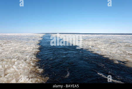 Rompere il ghiaccio marino sulla scia della nave al Mar Baltico , Golfo di Botnia , Isola di Hailuoto sullo sfondo , Finlandia Foto Stock