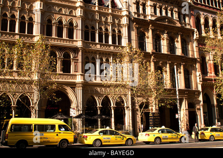 Taxi allineate di fronte al vecchio Hotel Rialto su Collins Street, Melbourne, Australia Foto Stock