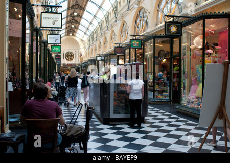 Persone in Royal Arcade fuori dal Centro Commerciale Bourke Street Melbourne Victoria Australia Foto Stock