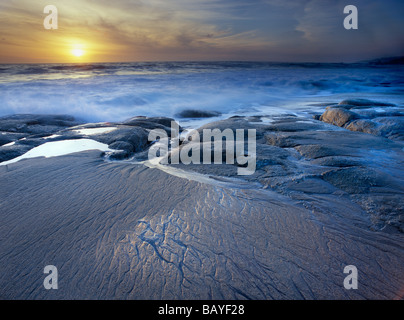 Tramonto lungo la costa della California, Fiume Carmel State Beach, CA Foto Stock