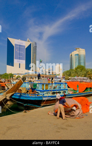 Dhow tradizionale, barche e merchandise in Deira Dubai Foto Stock