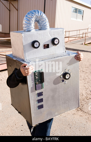 Il bambino robot di indossare il costume per Halloween Parade a