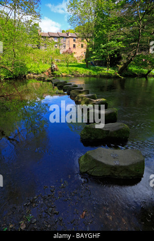 Pietre miliari attraverso il fiume Don a Wortley, Barnsley, South Yorkshire, Inghilterra, Regno Unito. Foto Stock