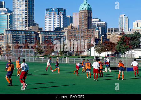 Gli uomini la riproduzione maschile di hockey su prato Sport a "Andy Livingstone' Park Downtown della città di Vancouver British Columbia Canada Foto Stock
