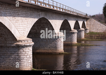 Humpback storico ponte nel fiume Kasari Foto Stock