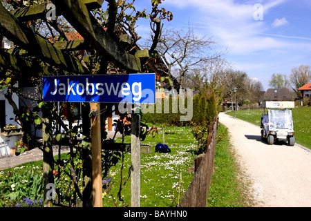 Jacobsweg strada segno e merci elettrico veicolo di consegna Fraueninsel Chiemgau Chiemsee Baviera Germania, Europa Foto Stock