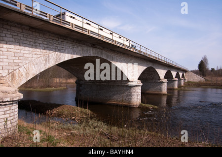 Humpback storico ponte nel fiume Kasari Foto Stock