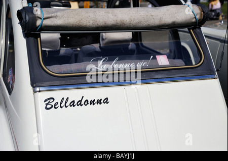 Il francese Citroen auto 2CV chiamato Belladonna Foto Stock