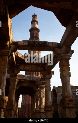 Qutb Minar tramite pilastri indù in India Delhi Foto Stock