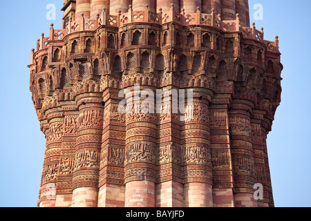 Dettagli sul Qutb Minar a Delhi in India Foto Stock