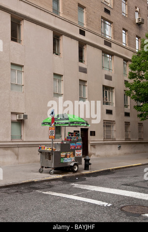 Hot Dog e pretzel venditore ambulante carrello a New York STATI UNITI D'AMERICA 8 Maggio 2009 Foto Stock