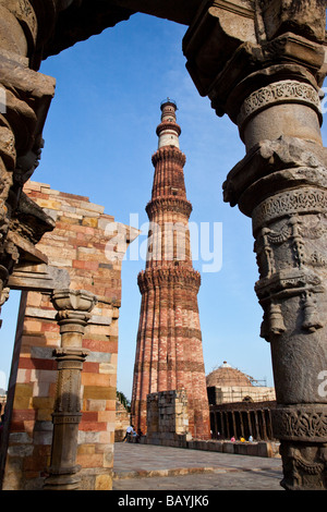 Qutb Minar tramite pilastri indù in India Delhi Foto Stock