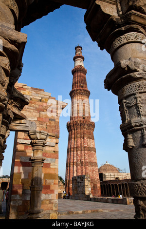 Qutub Minar tramite pilastri indù in India Delhi Foto Stock