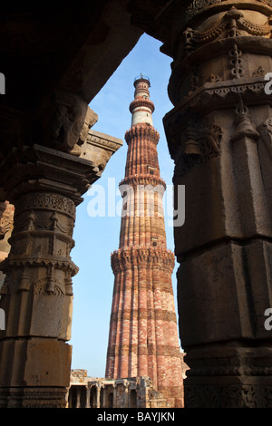 Qutb Minar tramite pilastri indù in India Delhi Foto Stock