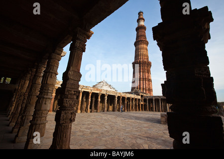 Qutb Minar tramite pilastri indù in India Delhi Foto Stock