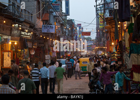 Il bazaar principale in Paharganj a Delhi in India Foto Stock