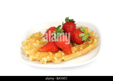 Waffle e fragole su una piastra bianca isolata Foto Stock