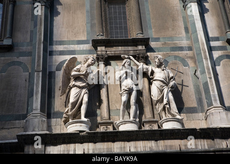 La scultura sopra la porta, Battistero del Duomo di Santa Maria del Fiore, Firenze, Italia, Aprile 23, 2009. Foto Stock