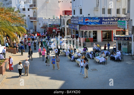 Muttrah Muscat pavemnt zona accanto all'ingresso al Souk con outdoor eating facilities Foto Stock