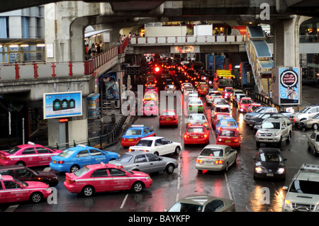 Il traffico Rama 1 Bangkok in Thailandia Foto Stock