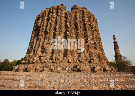 Incompiuta Alai Minar torre presso il Qutb Minar a Delhi in India Foto Stock