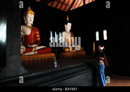 Hilltribal devoto al Wat Chedi Luang chiangmai thailandia Foto Stock
