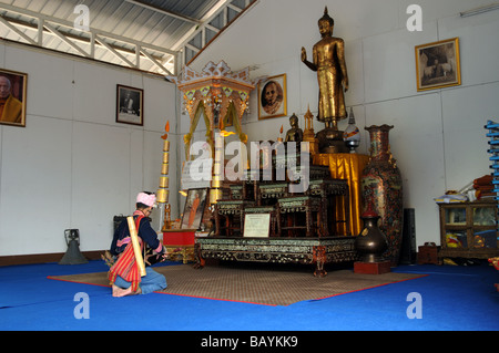 Hilltribal devoto al Wat Chedi Luang chiangmai thailandia Foto Stock